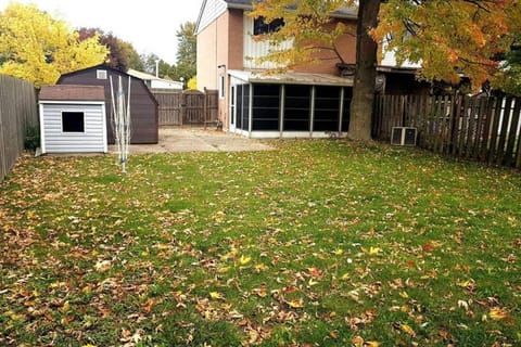 Sarnia's Hidden Gem - 3 BR/2 BA by College/Hwy/Arena House in Sarnia