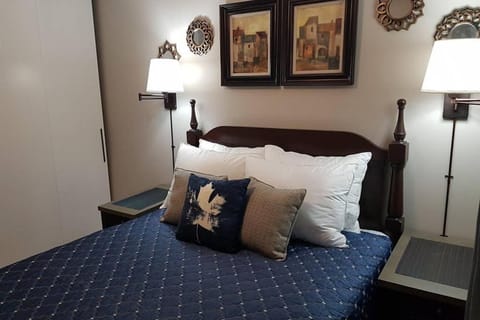 Sarnia's Hidden Gem - 3 BR/2 BA by College/Hwy/Arena House in Sarnia