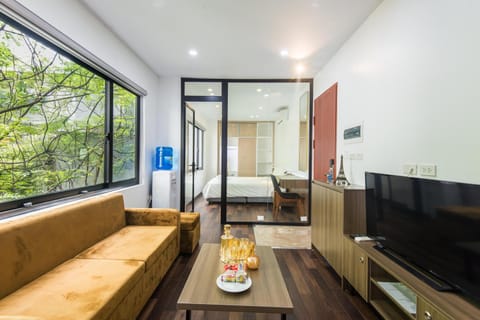 TV and multimedia, Living room, Seating area, Evening entertainment, Guests