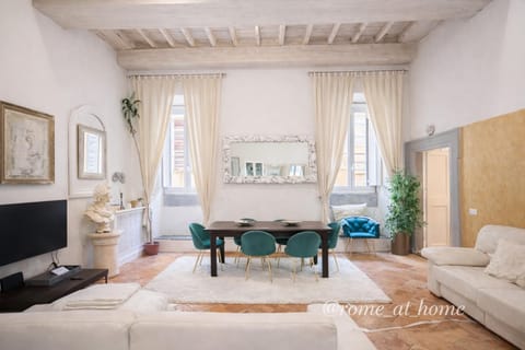 Luxury Apartment in Via dei Cartari Spacious, Elegant, Central Rome Apartment in Rome