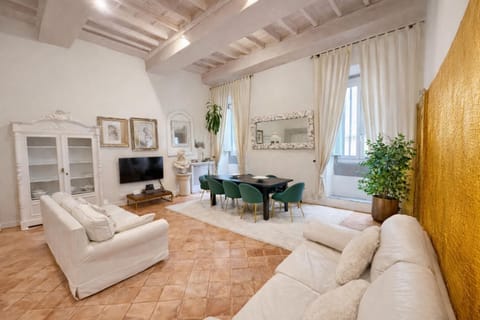 Luxury Apartment in Via dei Cartari Spacious, Elegant, Central Rome Apartment in Rome