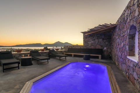 Patio, Natural landscape, Hot Tub, View (from property/room), Balcony/Terrace, Pool view, Sea view, Swimming pool, Sunset, sunbed
