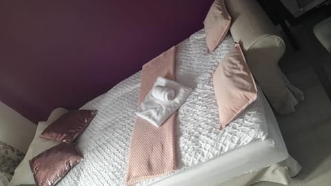 Chic 2 Bed Apartment with Free Parking- Recently Redecorated, 10 Minutes to City Centre Apartment in Edinburgh