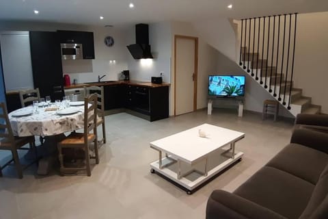 TV and multimedia, Coffee/tea facilities, Kitchen or kitchenette, Living room, Seating area, Dining area