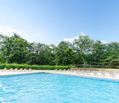 Swimming pool, sunbed