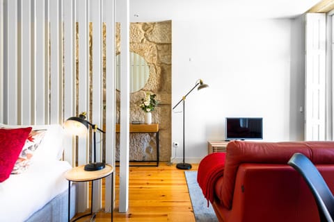 Bed, TV and multimedia, Living room, Seating area