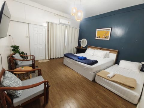 Property building, Bed, TV and multimedia, Bedroom, towels