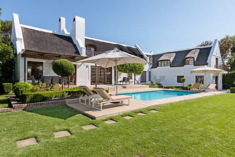 Property building, Garden, Garden view, Pool view, Swimming pool, sunbed