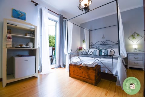 Photo of the whole room, Bedroom, towels