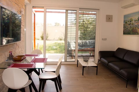 View (from property/room), Balcony/Terrace, Living room, Seating area, Dining area