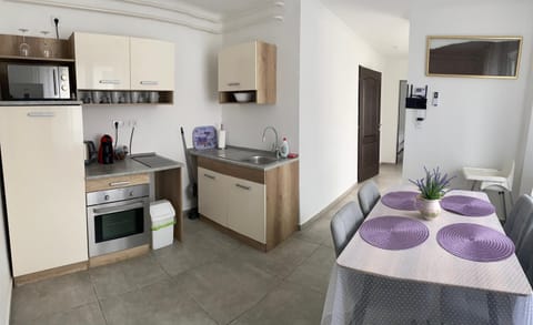 Kitchen or kitchenette, Dining area