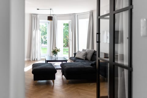 TV and multimedia, Balcony/Terrace, Living room, Seating area, Garden view, Area and facilities