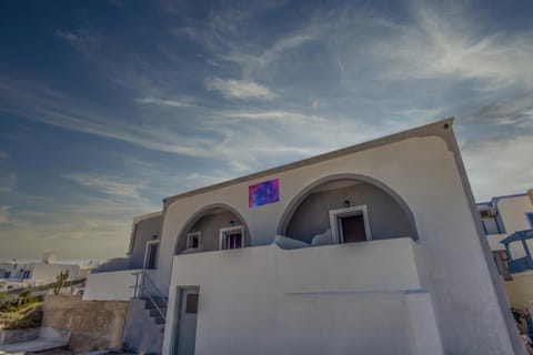 Property building, Facade/entrance, Property logo or sign, Neighbourhood, Decorative detail