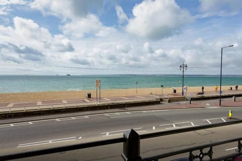 Spacious 3 bedroom Beachfront property with amazing sea views! Apartment in Portsmouth
