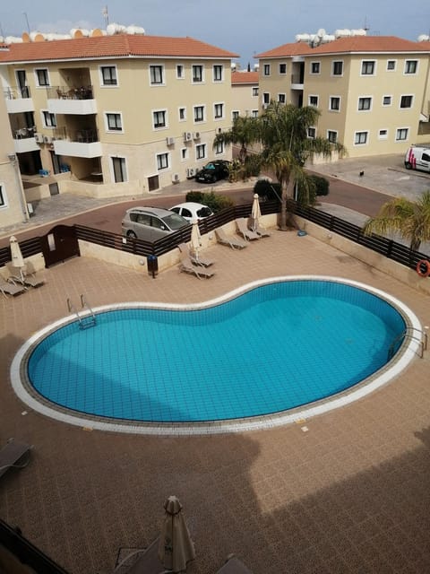Swimming pool, Parking