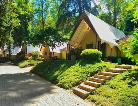 Property building, Restaurant/places to eat, Garden, Bedroom, Breakfast