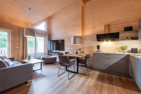 TV and multimedia, Balcony/Terrace, Balcony/Terrace, Kitchen or kitchenette, Living room, Seating area, Dining area, Mountain view, Quiet street view
