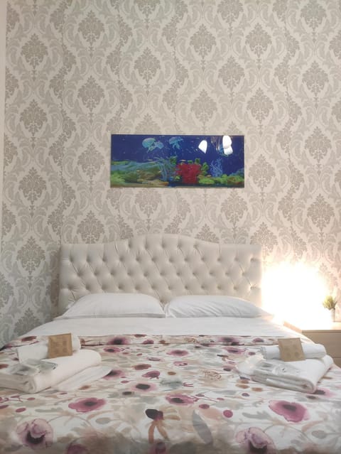 Photo of the whole room, Bedroom, towels