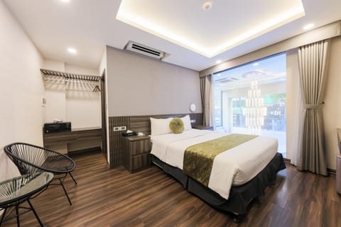 Bedroom, City view