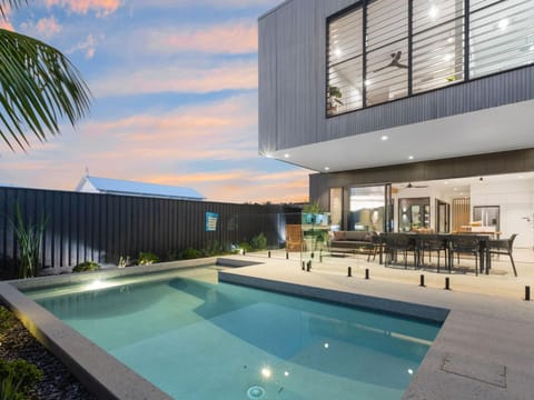 Property building, Patio, Day, Pool view, Swimming pool, sunbed