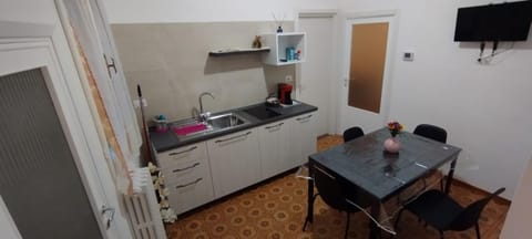 Kitchen or kitchenette, Dining area, minibar, stove