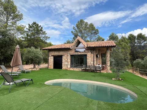 Property building, Patio, Day, Natural landscape, Garden, Garden view, Pool view, Swimming pool, sunbed