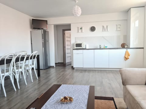 Coffee/tea facilities, Kitchen or kitchenette, Living room, Dining area