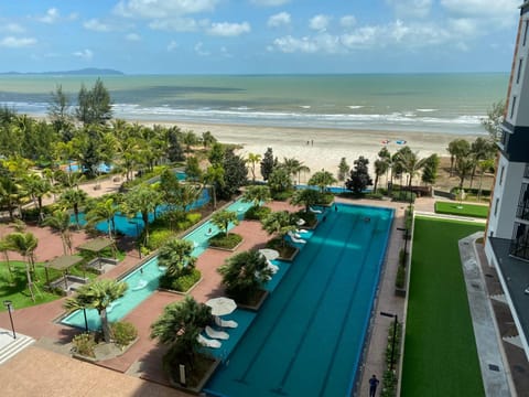 Pool view, Sea view