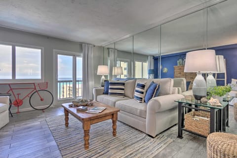 Pinnacle Port Getaway with Ocean View and Pool Access! Apartment in Sunnyside