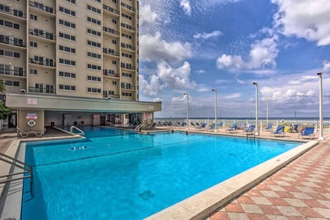 Pinnacle Port Getaway with Ocean View and Pool Access! Apartment in Sunnyside