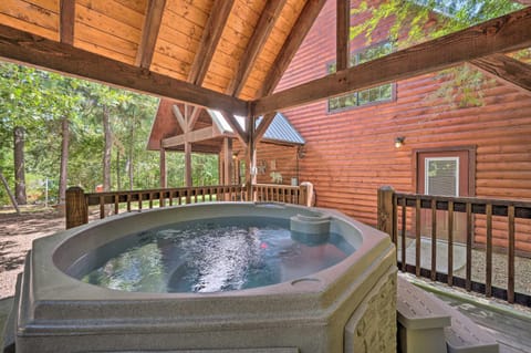 Cabin with Hot Tub and Games, 4 Mi to Beavers Bend! Cabin in Broken Bow