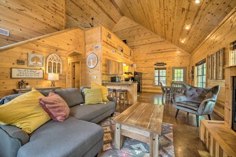 Cabin with Hot Tub and Games, 4 Mi to Beavers Bend! Cabin in Broken Bow