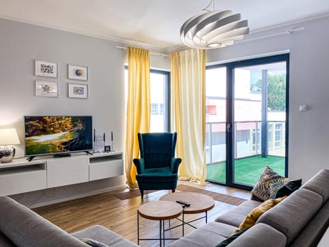Communal lounge/ TV room, TV and multimedia, Living room, Seating area, Evening entertainment