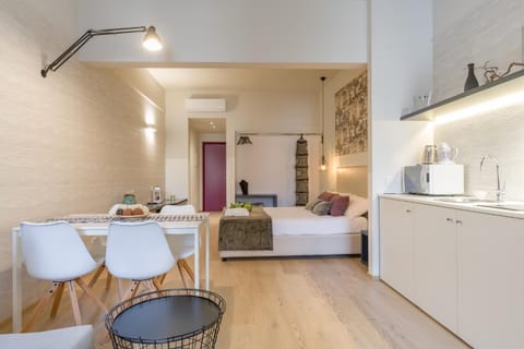 Bed, Photo of the whole room, Dining area, Bedroom, minibar