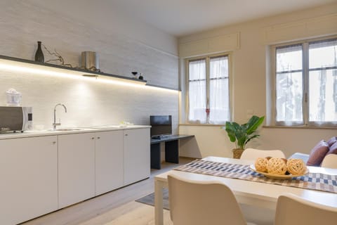 Kitchen or kitchenette, minibar