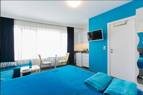 Communal lounge/ TV room, Bed, Living room