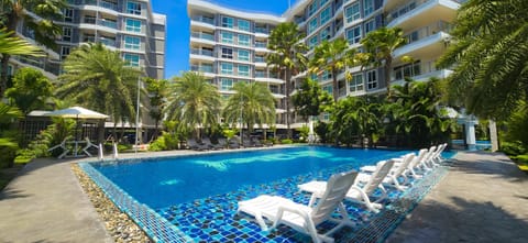 Property building, Day, Pool view, Swimming pool, sunbed