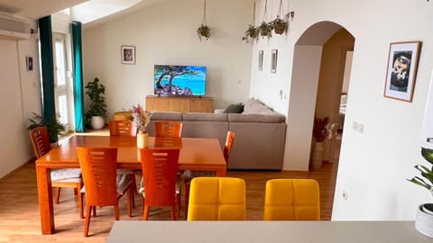 Living room, Lounge or bar, Dining area, Sea view