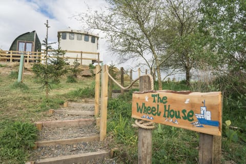 Property building, Facade/entrance, Spring, Day, Natural landscape, View (from property/room), Logo/Certificate/Sign, acessibility