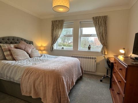 Bed, TV and multimedia, Bedroom