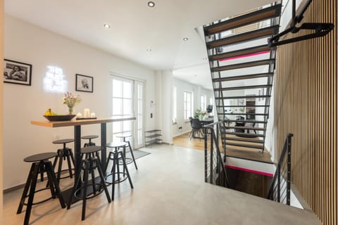 Seating area, Dining area