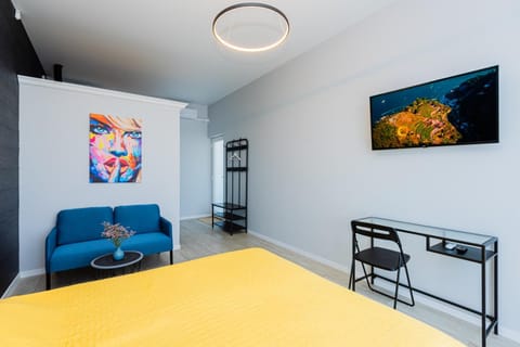 Bed, Living room, Photo of the whole room, Seating area, Bedroom