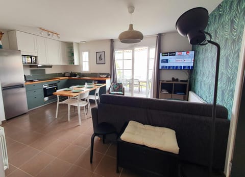 TV and multimedia, Kitchen or kitchenette, Living room, Dining area, minibar, pet friendly, stove