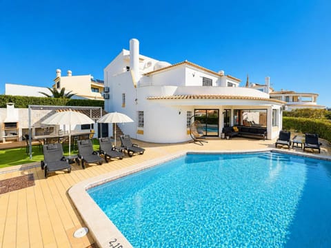 Property building, Day, Pool view, Swimming pool, sunbed