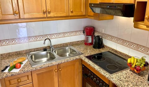 Coffee/tea facilities, Kitchen or kitchenette, stove