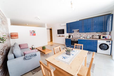 TV and multimedia, Coffee/tea facilities, Kitchen or kitchenette, Living room, Dining area
