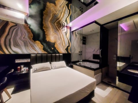 Bed, Hot Tub, TV and multimedia, Photo of the whole room, Seating area, Bedroom, air conditioner