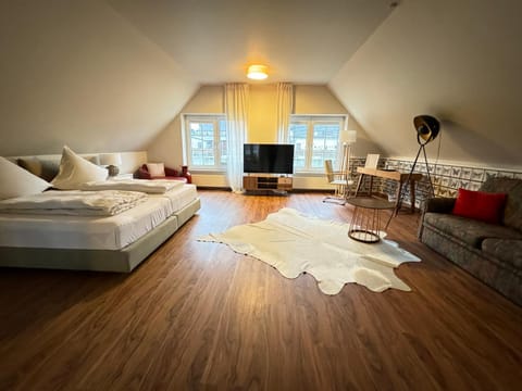 Bed, TV and multimedia, Photo of the whole room, Seating area, Bedroom