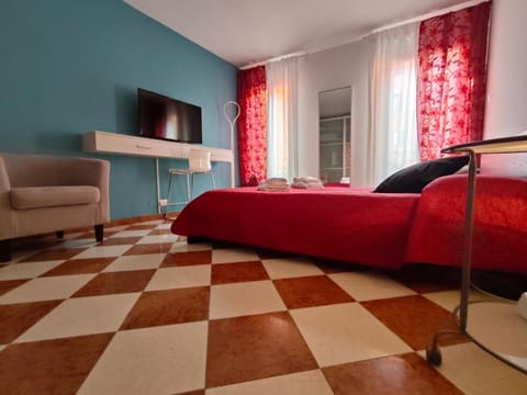 Bed, TV and multimedia, Bedroom