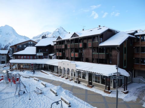 Property building, Nearby landmark, Day, Natural landscape, Winter, Mountain view